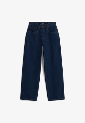 Dunkelblaue Denim-Jeans mit geradem Bein, Vorne- und Hintertaschen, Knopfverschluss und Gürtelschlaufen, flach auf weißem Hintergrund liegend.