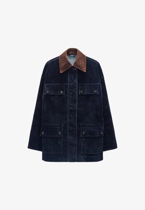 Granatowa kurtka z kordurowego materiału z brązowym zamszowym kołnierzem, dwoma kieszeniami na piersi oraz luźnym krojem.