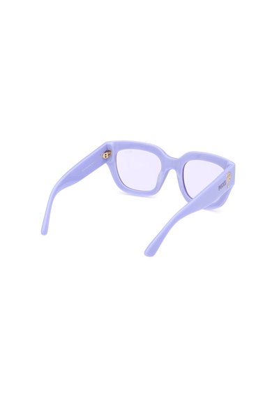 Lila plastsolglasögon med fyrkantiga linser, med en guldlogotyp på sidan och en slät, matt yta.