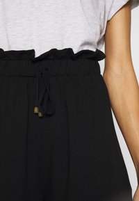 Trendyol Shortsit - black