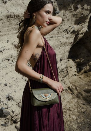 Nahua, CHERINA - POCHETTE BRODÉE - Pochette - botanica kaki