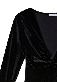 Czarna welwetowa bluzka z długim rękawem, głębokim dekoltem w kształcie litery V oraz skręconym detalem z przodu, oznaczona marką Terranova.