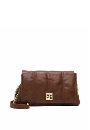 Pochette en cuir marron avec coutures verticales, bandoulière chaîne dorée et logo SF doré au centre devant.