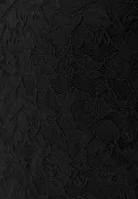 Schwarzer Spitzenstoff mit einem filigranen Blumenmuster und strukturierten Details. Das Design kombiniert glatte und erhabene Elemente für Tiefe.