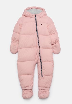 Combinaison de neige pour bébé rembourrée rose, avec capuche, moufles, couvre-pieds et fermeture éclair frontale ornée d'un galon avec texte de marque.