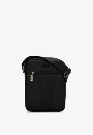 Borsa a tracolla nera realizzata in tessuto resistente, con tasca frontale con zip, tracolla regolabile e dettagli in metallo. Forma rettangolare.