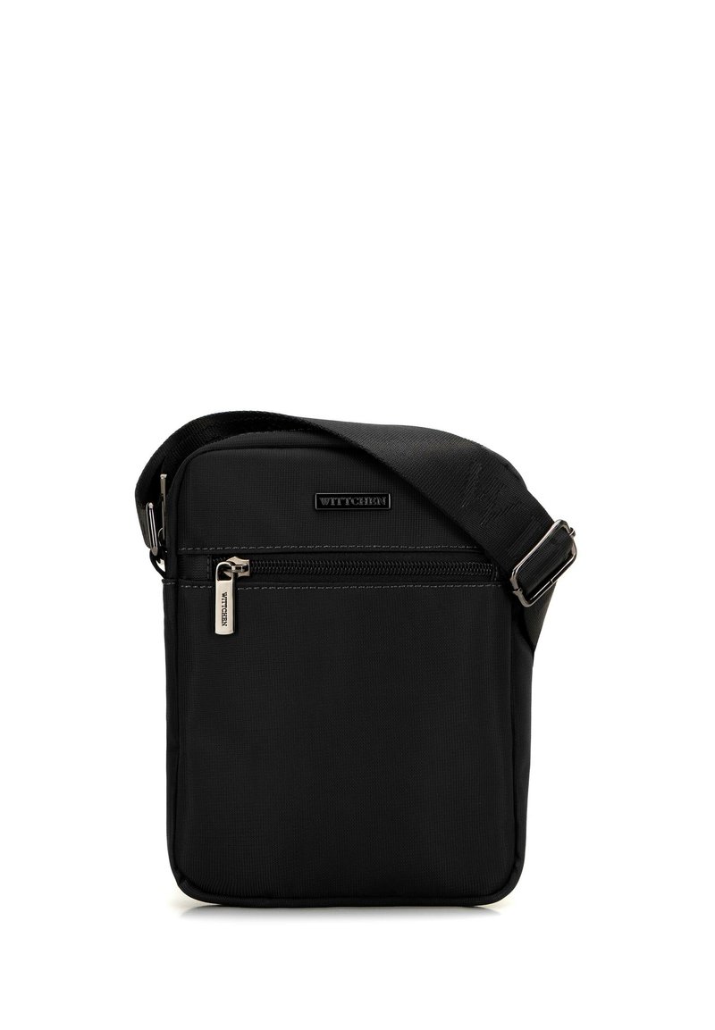 Borsa a tracolla nera realizzata in tessuto resistente, con tasca frontale con zip, tracolla regolabile e dettagli in metallo. Forma rettangolare.