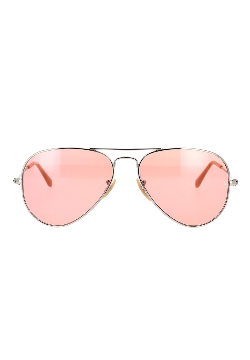 Occhiali da sole aviator con montatura in metallo argentato, lenti rosa e dettagli dorati sui cuscinetti del naso. Classica forma a goccia.