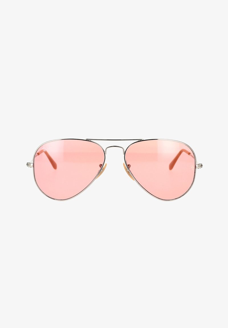 Occhiali da sole aviator con montatura in metallo argentato, lenti rosa e dettagli dorati sui cuscinetti del naso. Classica forma a goccia.