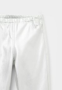 Silberne, metallisch glänzende Hosen mit glatter Textur. Elastischer Bund und seitliche Taschen sichtbar, mit tailliertem Design.
