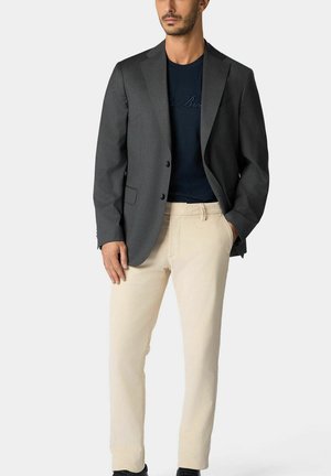 Grijze blazer met twee knopen, gedragen over een marineblauwe shirt, gecombineerd met beige broek. Kenmerkt zich door een gladde textuur en een op maat gemaakte pasvorm.