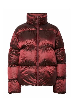 Burgundia puffer-jakk, millel on kõrge krae, läikiv viimistlus, tikitud disain, esi tõmblukk ja soonikkoes randmeotstega. Pehme, polsterdatud tekstuur.