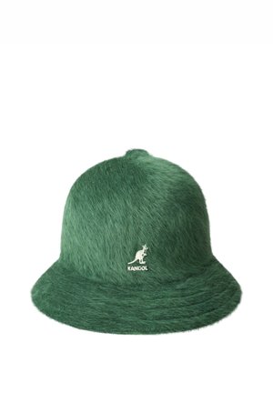 Cappello bucket verde peloso con piccolo logo bianco del canguro e testo "KANGOL" al centro davanti.