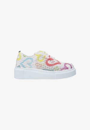 Białe sneakersy z siateczkowym wykończeniem, zdobione wielokolorowymi wzorami kwiatowymi. Gruba biała podeszwa, zaokrąglony czubek i sznurowany fason.