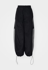 Pantalones de chándal negros hechos de un tejido ligero y texturizado. Cuentan con una cinturilla elástica, cordones de ajuste y rayas laterales blancas.