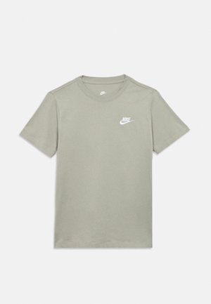 Világosszürke, rövid ujjú Nike póló kerek nyakkivágással és kis fehér Nike logóval a bal mellrészen.