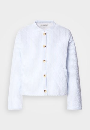 Veste matelassée en bleu clair avec des rayures blanches, dotée d'un col rond et d'une fermeture à boutons dorés. Texture lisse et coupe courte.