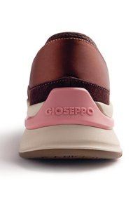 Vue arrière d'une sneaker marron et beige avec un onglet de talon rose portant une marque "GIOSEPPO" en relief.