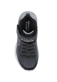 Czarne sportowe buty z teksturowaną cholewką, elastycznymi sznurowadłami, wyściełanym kołnierzem i białą podeszwą. Oznaczone logo „SKECHERS S-LIGHT”. 