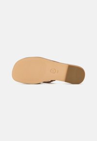MICHAEL Michael Kors TIFFANIE FLAT SLIDE - Platt slip-in - naturel/luggage