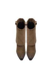 Stivaletti in suede marrone alla caviglia con punta affusolata e dettagli di risvolto. Texture liscia con interni neri e accenti hardware minimi.