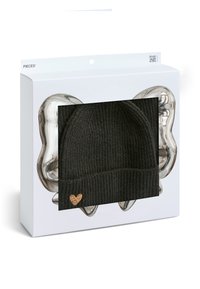 Zwarte geribbelde gebreide muts met een omgeslagen boord, voorzien van een gouden hartborduursel, verpakt in een transparante plastic displaydoos.