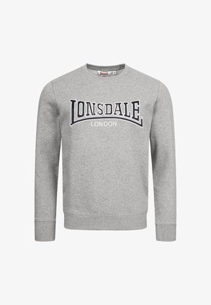 Pilkas džemperis su apvaliu kaklu, ilgomis rankovėmis ir guminėmis rankogaliais. Priekyje yra „LONSDALE LONDON“ užrašas kontrastinga tamsiai mėlyna tipografija.