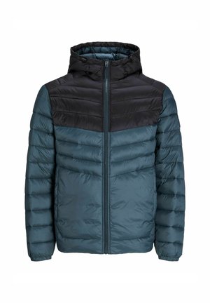 Gepolsterte Jacke mit einem blau-grünen Körper, schwarzem oberen Bereich, Reißverschluss vorne und Kapuze. Glatte Textur mit gesteppten vertikalen Linien.