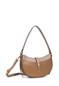 Borsa a tracolla in finta pelle color bronzo con forma curva, dettagli in metallo dorato, chiusura a patta superiore e tracolla regolabile. Design minimalista.