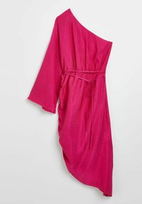 Asymetrické šaty na jedno rameno v živé růžové barvě s texturovaným povrchem, s vypasovaným pasem a volně splývající látkou, která se na jedné straně vlní.