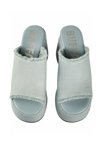 Sandales à glissière bleu clair avec une tige textile effilochée et des semelles en caoutchouc solides. Présentent un design à bande large et une semelle intérieure lisse. Lettre "BUFF" en argent.