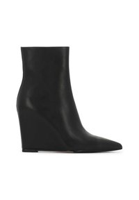 Bottines à talon noir en cuir texturé ; dotées d'un bout pointu et d'un design lisse et élégant avec une silhouette galbée.