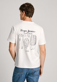 Balta medvilnės marškinėliai su juodais maisto produktų piešiniais nugarinėje pusėje, įskaitant morkas, salotas ir keptą mėsą, su tekstu "Pepe Jeans".