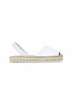 Sandalia de esparto blanca con diseño de punta abierta y tira trasera. Presenta una suela envuelta en cuerda natural y un upper de tela suave.