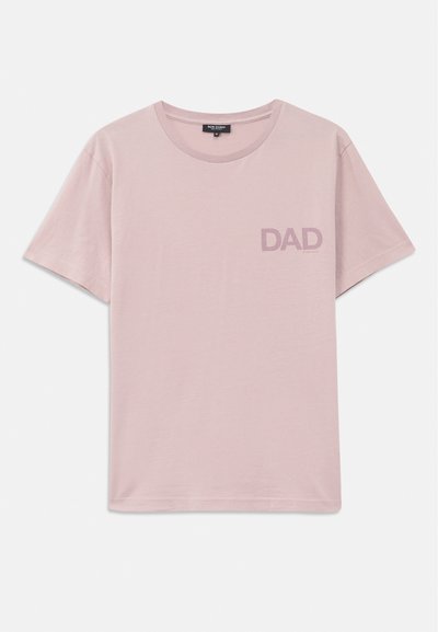 T-shirt de algodão cor-de-rosa claro com mangas curtas e decote redondo. Apresenta a palavra "DAD" impressa em um tom mais escuro no lado esquerdo do peito.