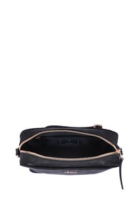 Borsa nera con motivo testurizzato, zip in tono oro e tasca interna. Caratterizzata da una base piatta e una tracolla regolabile. Chiusura superiore.