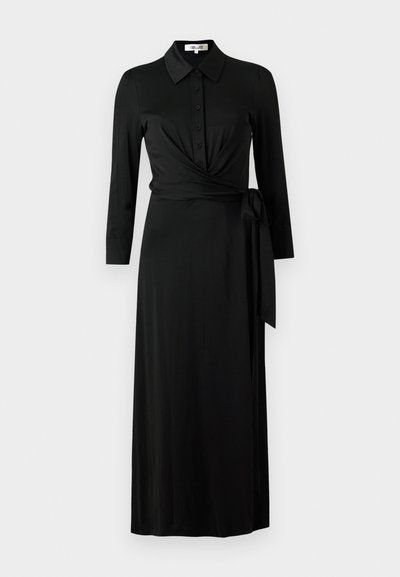 Schwarzes Wickelkleid aus glattem Stoff, mit einem Kragen, Knopfverschluss, langen Ärmeln, Taillengürtel und langem Rock.