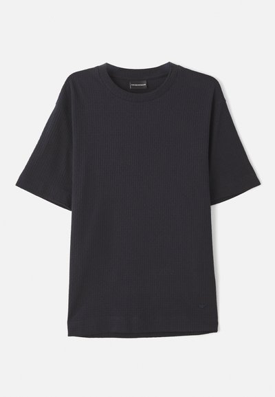 T-shirt de manga curta em azul-marinho canelado com gola redonda, apresentando um logótipo subtil no canto inferior direito. Textura suave, ajuste descontraído.