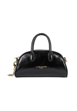 Sac à main en cuir noir avec un design incurvé, double anses, quincaillerie dorée et une bandoulière en chaîne. Arbore le logo "Lancaster Paris."