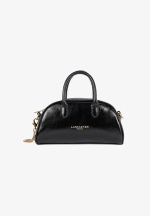 Sac à main en cuir noir avec un design incurvé, double anses, quincaillerie dorée et une bandoulière en chaîne. Arbore le logo "Lancaster Paris."