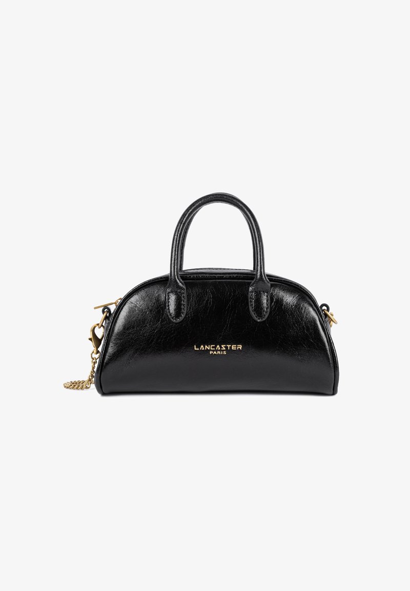 Borsa a mano in pelle nera con design curvo, manici doppi, accessori in oro e tracolla a catena. Presenta il logo "Lancaster Paris."