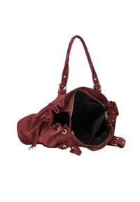 Borsa in suede bordeaux con una forma morbida, chiusura a coulisse e hardware color oro. Interno foderato in nero, con tasche con zip e aperte.
