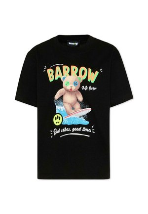 Czarny T-shirt z misiem o guzikowych oczach na fali, jasny napis „BARROW”, żółta buźka i slogan „Złe wibracje, dobre czasy”.