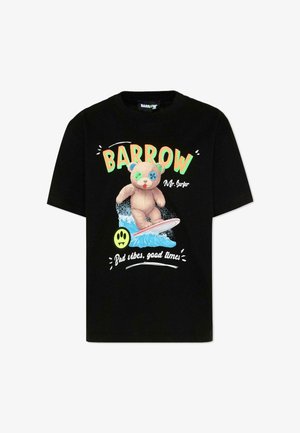 Czarny T-shirt z misiem o guzikowych oczach na fali, jasny napis „BARROW”, żółta buźka i slogan „Złe wibracje, dobre czasy”.