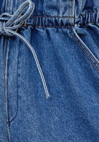 Shorts de mezclilla azul con cintura elástica fruncida, que cuentan con un lazo ajustable y detalles de costura visibles. Textura suave, diseño casual.