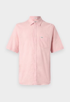 Chemise à manches courtes, boutonnée, en lin rose clair avec une poche avant et une petite étiquette de marque sur la poitrine. Design avec col.