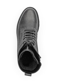 Bottines en cuir noir avec une finition texturée, bout arrondi, à lacets à l'avant et intérieur doux. Tirette à l'arrière pour un enfilage facile.