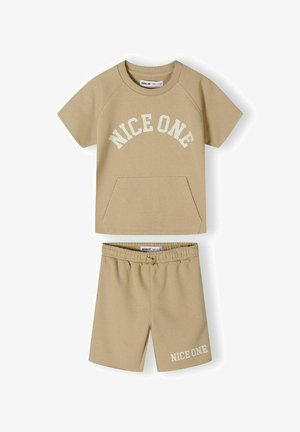 Bežani pamučni komplet od dva dela koji uključuje majicu s kratkim rukavima s natpisom "NICE ONE" i odgovarajuće šorts s elastičnom gumom u struku.