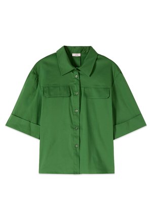 Zielona koszula z krótkim rękawem, zapinana na guziki, z ostrym kołnierzykiem i dwoma kieszeniami z klapami na piersi, na białym tle.
