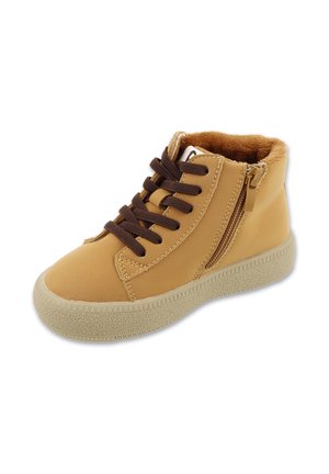Brązowe skórzane wysokie buty z brązowymi sznurówkami, bocznym zamkiem błyskawicznym i teksturowaną gumową podeszwą. Wnętrze wyłożone miękkim materiałem dla komfortu.